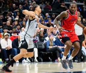 福克斯22+8卡斯尔20分 马刺轻取快船豪取11连胜