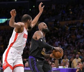 詹姆斯28+8+7杜兰特回归23分 湖人再胜火箭总分2-0领先